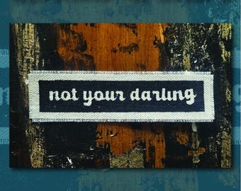 Handgefertigter, im Siebdruckverfahren bedruckter Aufnäher zum Aufnähen und Aufbügeln, „Not Your Darling“, Jeansjacken-Aufnäher, Canvas-Aufnäher mit offener Kante