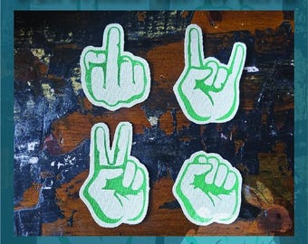 4 handgefertigte, im Siebdruckverfahren bedruckte Aufnäher zum Aufnähen und Aufbügeln: Mittelfinger, Faust, Peace-Zeichen, Rock On. Geeignet für Jeansjacken und Canvas mit offener Kante.