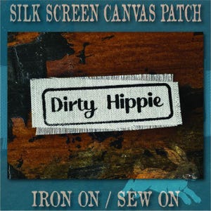 Handgemaakte zeefdrukpatch, opnaai- en strijkpatch, Dirty Hippie, denim jaspatch, canvas patch met rafelige rand