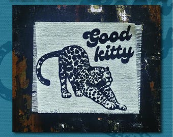 Handgefertigter, im Siebdruckverfahren bedruckter Aufnäher zum Aufnähen und Aufbügeln, Motiv: „Gute Katze“, Jeansjacken-Aufnäher, Canvas-Aufnäher mit offener Kante