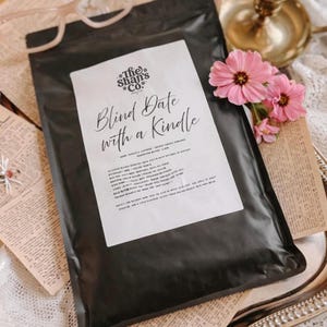 Peut inclure: Une tasse en céramique blanche avec une anse noire et le texte "But First, Coffee" en noir gras. La tasse est posée sur une surface blanche. La tasse mesure 10 cm de haut.