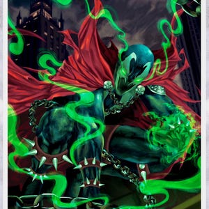 Puede incluir: Ilustración de cómic de Spawn, un superhéroe, en una pose dinámica. Está representado con un traje verde oscuro y negro con una capa roja, cadenas y pulseras con púas. Energía verde arremolina a su alrededor.