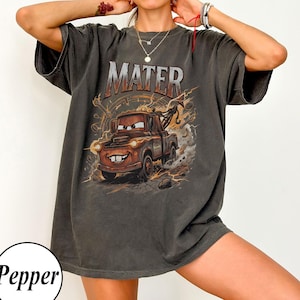 Vintage Tow Mater-skjorta, kylarfjädrar Disney Cars Comfort Colors-tröja, rutig tvättad Disney Pixar-familjeresa grafisk t-shirt present bild 1