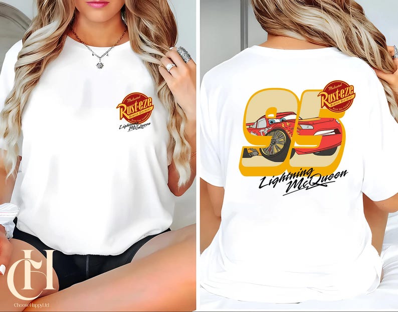 以下が含まれることがあります： 映画「カーズ」のライトニング・マックィーンのグラフィックがプリントされた白いTシャツ。前面には「Rust-eze」と「Lightning McQueen」のロゴ、背面には95の数字と「Lightning McQueen」の文字が描かれています。
