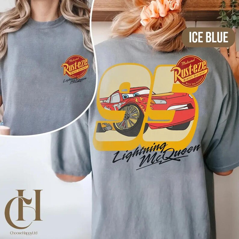 以下が含まれることがあります： 映画「カーズ」のライトニング・マックィーンのグラフィックが特徴の、アイスブルーのTシャツ。デザインには、95番、Rust-ezeのロゴ、そして「Lightning McQueen」の文字が含まれています。Tシャツはクルーネックで半袖です。