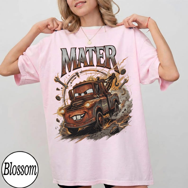 Vintage Tow Mater-skjorta, kylarfjädrar Disney Cars Comfort Colors-tröja, rutig tvättad Disney Pixar-familjeresa grafisk t-shirt present bild 3