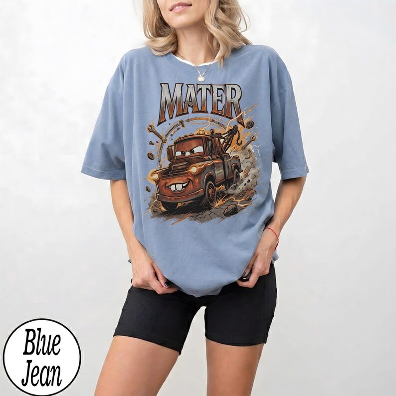Vintage Tow Mater-skjorta, kylarfjädrar Disney Cars Comfort Colors-tröja, rutig tvättad Disney Pixar-familjeresa grafisk t-shirt present bild 4