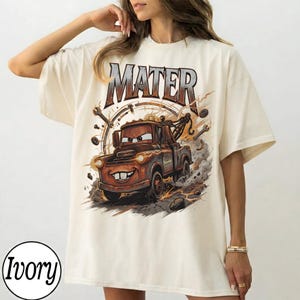 Vintage Tow Mater-skjorta, kylarfjädrar Disney Cars Comfort Colors-tröja, rutig tvättad Disney Pixar-familjeresa grafisk t-shirt present bild 2