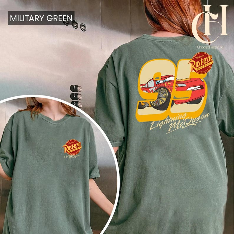 以下が含まれることがあります： 映画「カーズ」のライトニング・マックィーンのグラフィックが特徴のミリタリーグリーンのTシャツ。デザインには95番とRustezeのロゴが含まれています。Tシャツはクルーネックと半袖です。