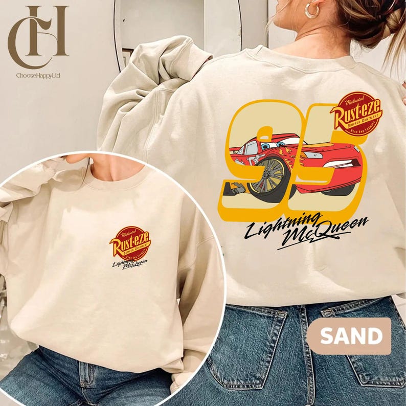 以下が含まれることがあります： 映画「カーズ」のライトニング・マックィーンのグラフィックが特徴のベージュのスウェットシャツ。デザインには、黄色の数字95、「Lightning McQueen」の文字、Rustezeのロゴが含まれています。スウェットシャツは長袖です。