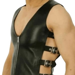 Pu&ograve; includere: Gilet in pelle nera con scollo a V e chiusura a zip. Il gilet presenta pi&ugrave; cinturini con fibbie argentate sui lati. Un capo d'abbigliamento elegante.