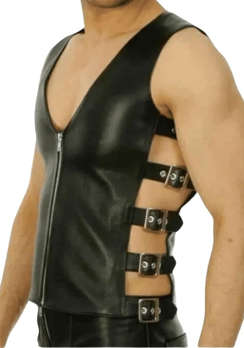 Pu&ograve; includere: Gilet in pelle nera con scollo a V e chiusura a zip. Il gilet presenta pi&ugrave; cinturini con fibbie argentate sui lati. Un capo d'abbigliamento elegante.