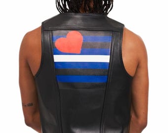 Gilet in pelle nera con bandiera dell'orgoglio in pelle, gilet in pelle fatto a mano per uomini gay