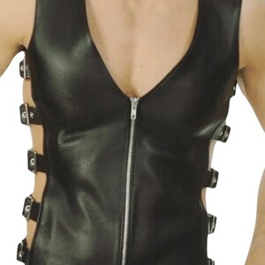 Pu&ograve; includere: Gilet in pelle nera con scollo a V e chiusura con cerniera argentata. Il gilet presenta dettagli ritagliati sui lati con fibbie argentate. Un top senza maniche.