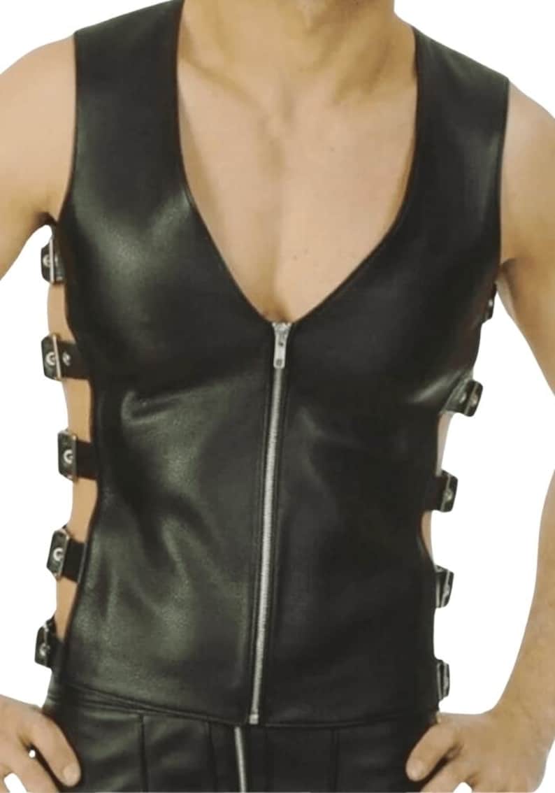 Pu&ograve; includere: Gilet in pelle nera con scollo a V e chiusura con cerniera argentata. Il gilet presenta dettagli ritagliati sui lati con fibbie argentate. Un top senza maniche.