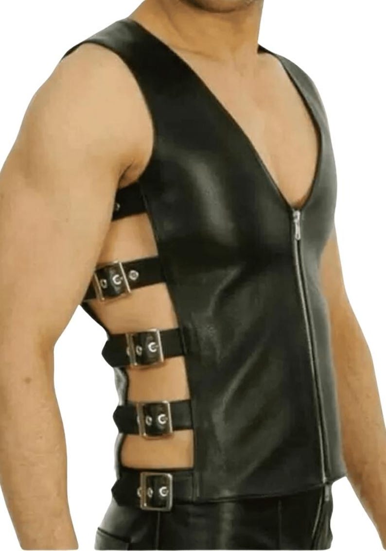Pu&ograve; includere: Gilet in pelle nera con scollo a V profondo e chiusura con cerniera argentata. Il gilet presenta pi&ugrave; cinturini orizzontali con fibbie argentate sui lati. Un top senza maniche dal design audace.