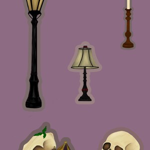 Op de afbeelding: Illustratie van diverse objecten op een paarse achtergrond. Bevat een zwarte straatlantaarn, een tafellamp met een beige kap, een kaars in een houten houder, een schedel, een dierenschedel en vijgen.