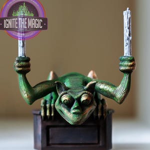 Decoração de escritório com gárgula de mansão mal-assombrada