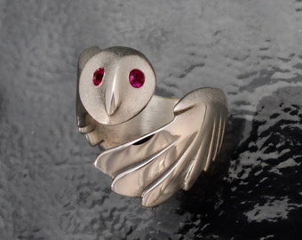 owl ring .  colored stone eyes