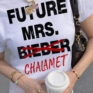 Personlig Future Mrs-tröja, personlig kändisförälskelse-tröja, rolig fangirl-tröja med grafisk design, festivaloutfit-tröja, trendig babytröja