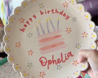 Plato festoneado pintado a mano, personalizado para cumpleaños, recuerdo del primer cumpleaños, regalo para bebé coqueta, decoración para la habitación del bebé.