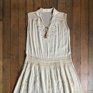 30% DE DESCUENTO // Vestido folklórico vintage bordado de los años 20 {L}