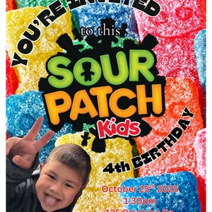 Könnte beinhalten: Eine farbenfrohe Sour Patch Kids-Geburtstagseinladung mit einem lächelnden Kind, das ein Friedenszeichen zeigt. Die Einladung enthält den Text "YOU'RE INVITED" und Details für eine 4. Geburtstagsfeier, einschließlich Datum, Uhrzeit und Ort.