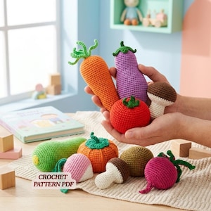 Op de afbeelding: Een verzameling gehaakte groenten en paddenstoelen, waaronder een wortel, aubergine, tomaat, radijs, pompoen en diverse zwammen. De items zijn gemaakt van getextureerd garen in oranje, paars, rood, roze, groen en bruin. Tekst: CROCHET PATTERN PDF.