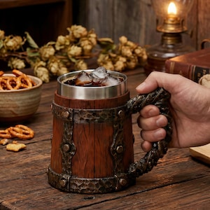 Jarra de cerveza rústica de madera, jarra de acero inoxidable de 600 ml, jarra con asa de raíz antigua, regalo de propuesta para padrinos de boda, feria renacentista, decoración vikinga
