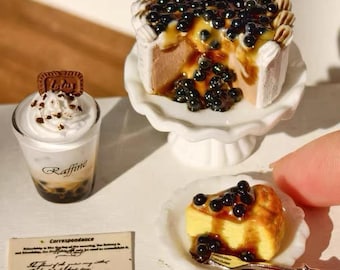 Set de pastel en miniatura, postre para casa de muñecas, accesorios de panadería y cafetería hechos a mano a escala 1:6 (1/12), rebanada de pastel de panadería y cafetería y bebida de té de burbujas, comida en miniatura hecha a mano