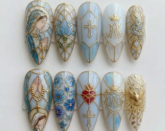 Unghie finte con immagine della Vergine Maria dipinta a mano, effetto vetrata, arte religiosa cattolica.