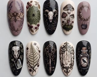 Könnte beinhalten: Ein Set aus zehn mandelförmigen künstlichen Nägeln mit detaillierten Illustrationen, darunter eine Motte, ein Spinnennetz, ein Widderschädel, Pilze, eine Mondsichel mit Kessel, ein Vogelschädel mit Tarotkarte, ein Farn, ein verzierter Schlüssel, Knochen und eine Flasche.