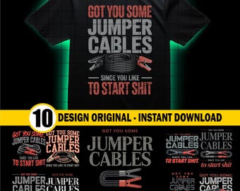 以下が含まれることがあります： 「GOT YOU SOME JUMPER CABLES SINCE YOU LIKE TO START SHIT」のテキストが入った黒いTシャツ。デザインには、赤と黒のクランプが付いたコイル状のジャンパーケーブルが含まれています。「10 DESIGN ORIGINAL - INSTANT DOWNLOAD」のテキストも表示されています。
