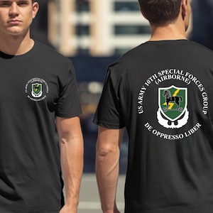 以下が含まれることがあります： 黒いTシャツ。アメリカ陸軍第10特殊部隊グループ（空挺）のエンブレム付き。エンブレムには馬、稲妻、そして「De Oppresso Liber」の文字が描かれています。