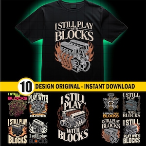 Pode incluir: Camiseta preta com um gráfico de motor e o texto "I STILL PLAY WITH BLOCKS". O design inclui chamas e um estilo vintage. Existem também 10 variações de design. A camiseta tem gola redonda.
