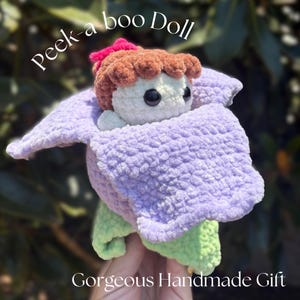 Gehäkelte Peek-a-Boo Puppe | Handgemachtes Lila Tulpe Haus Plüschi | Plüschtier | Puppenliebhaber Geschenkidee | Rosa | Touristengeschenk | Niedliche Kinderzimmer Dekoration