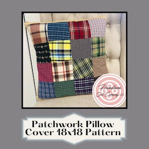 K&ouml;nnte beinhalten: Patchwork-Kissenbezug-Muster f&uuml;r ein 45,72 x 45,72 cm Kissen. Der Bezug besteht aus verschiedenen karierten Stoffen in Rot-, Blau-, Gr&uuml;n-, Gelb- und Braunt&ouml;nen. Das Muster hei&szlig;t "Hometown Quilt Company, LLC".