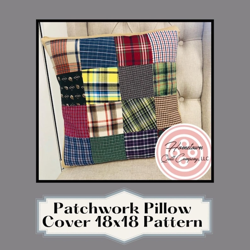 K&ouml;nnte beinhalten: Patchwork-Kissenbezug-Muster f&uuml;r ein 45,72 x 45,72 cm Kissen. Der Bezug besteht aus verschiedenen karierten Stoffen in Rot-, Blau-, Gr&uuml;n-, Gelb- und Braunt&ouml;nen. Das Muster hei&szlig;t "Hometown Quilt Company, LLC".