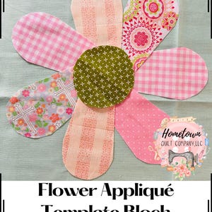 Könnte beinhalten: Ein rosa-grüner Blumen-Applikations-Schablonenblock mit dem Text "Hometown Quilt Company, LLC" und "Flower Applique Template Block" auf hellgrünem Hintergrund.