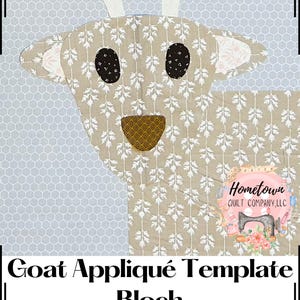 Peut inclure: Un bloc de modèle d'applique de chèvre beige avec un motif de feuilles blanches. Le modèle a des yeux noirs, un nez brun et des cornes blanches. Le texte "Goat Applique Template Block" est en bas de l'image.