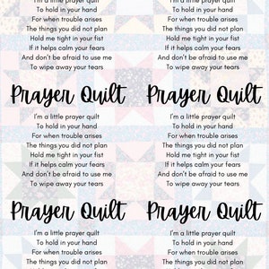 Può includere: Una trapunta bianca e rosa con le parole "Prayer Quilt" e una poesia su una trapunta di preghiera. La poesia dice: "Sono una piccola trapunta di preghiera da tenere in mano. Per quando sorgono problemi, le cose che non hai pianificato, tienimi stretta nel tuo pugno. Se aiuta a calmare le tue paure, e non aver paura di usarmi, per asciugare le tue lacrime."