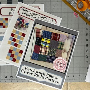 K&ouml;nnte beinhalten: Ein Patchwork-Kissenbezug-Muster mit Anweisungen zum N&auml;hen eines 45,72 x 45,72 cm gro&szlig;en Kissenbezugs. Das Muster enth&auml;lt ein Foto eines fertigen Kissenbezugs mit einem karierten Design.