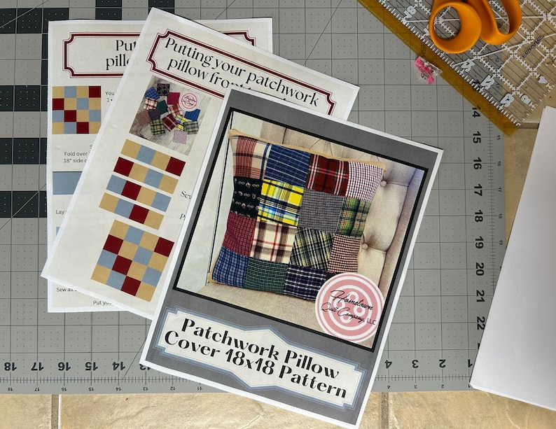 K&ouml;nnte beinhalten: Ein Patchwork-Kissenbezug-Muster mit Anweisungen zum N&auml;hen eines 45,72 x 45,72 cm gro&szlig;en Kissenbezugs. Das Muster enth&auml;lt ein Foto eines fertigen Kissenbezugs mit einem karierten Design.