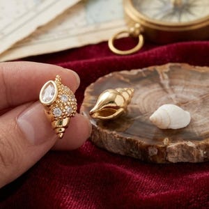 Pendientes colgantes de concha pavé, latón chapado en oro, pequeña perla, estilo minimalista, pendientes de concha pavé, pendientes colgantes de concha