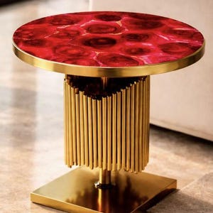 Tavolino laterale in resina rossa / Base in metallo dorato, Tavolino da caffè in resina epossidica, Complemento d'arredo moderno