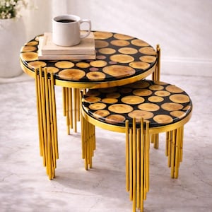 Juego de mesas de centro de resina epoxi de lujo, apilables, con patas de metal dorado y mesas auxiliares redondas modernas.