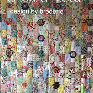 Puede incluir: Una colcha colorida con un patr&oacute;n floral. La colcha est&aacute; hecha de muchos cuadrados diferentes, cada uno con un dise&ntilde;o floral diferente. La colcha se titula "Flower Bed" y dice "design by broderie".