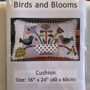 Könnte beinhalten: Ein Nähmuster für einen Kissenbezug mit einem farbenfrohen Vogel- und Blumendesign. Das Muster trägt den Titel "Birds and Blooms" und enthält Anleitungen für ein Kissen mit den Maßen 40 x 60 cm. ©Gina Gregory 2009.