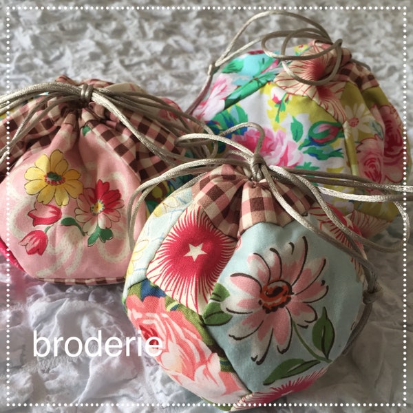 b ‘Está en la bolsa’ - ‘Queridas pequeñas Dillies’