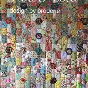 Peut inclure: Une courtepointe colorée avec un motif floral. La courtepointe est composée de nombreux carrés différents, chacun avec un motif floral différent. La courtepointe est intitulée "Flower Bed" et indique "design by broderie".